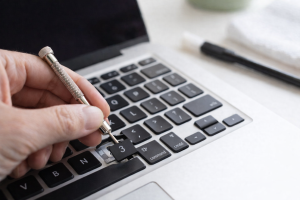 Instrucciones sencillas para quitar las teclas de un portátil